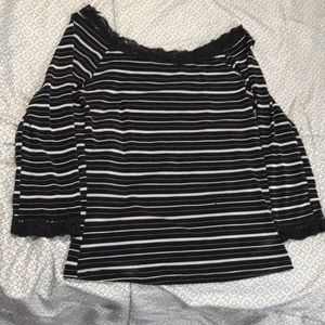 Stripped shirt, lace neckline and end of sleeve